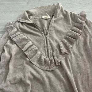 Beige stickad tröja med volang och zip - Supersöt beige stickad tröja från H&M. 🌸För 30kr 