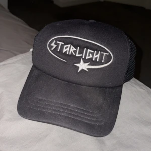 Svart Starlight keps - Jag säljer min killes svarta starlight keps. Den är i fint skick men står dock ett T i den för mig men syns inte jättemycket längre