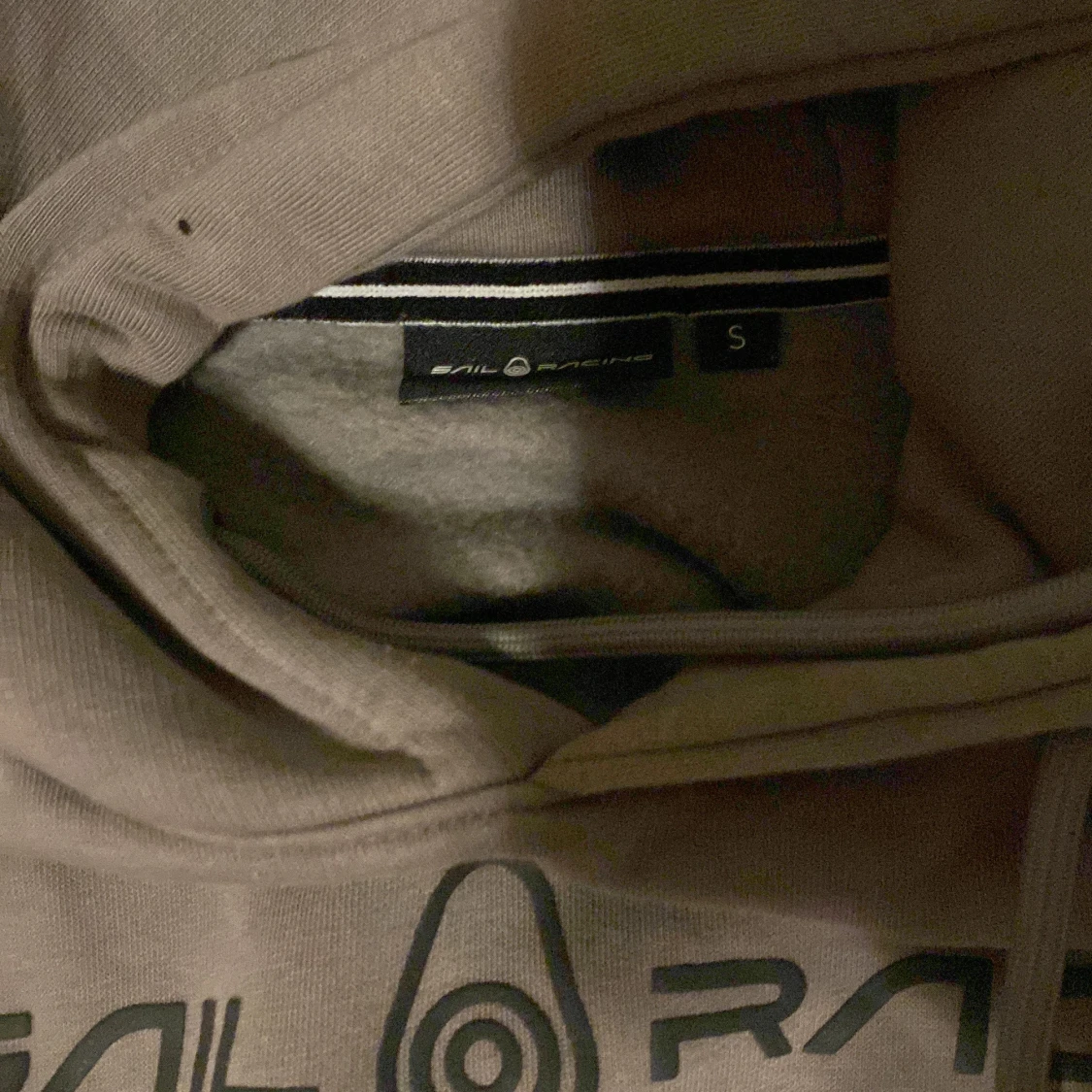 Grå hoodie från Sail Racing - 1