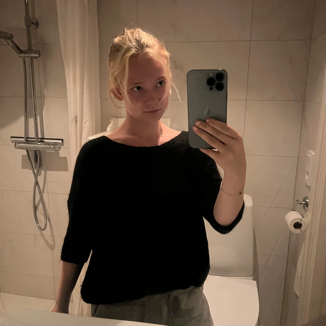 Svart stickad tröja med lös passform