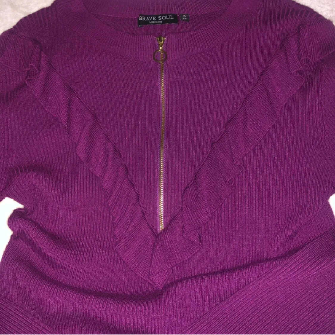Lila stickad tröja med volang Brave Soul - 1