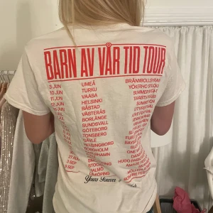 Vit tour t-shirt Barn av vår tid - Hov1 merch från Barn av vår tid touren 2022! Så himla fin! Priset kan diskuteras🥰