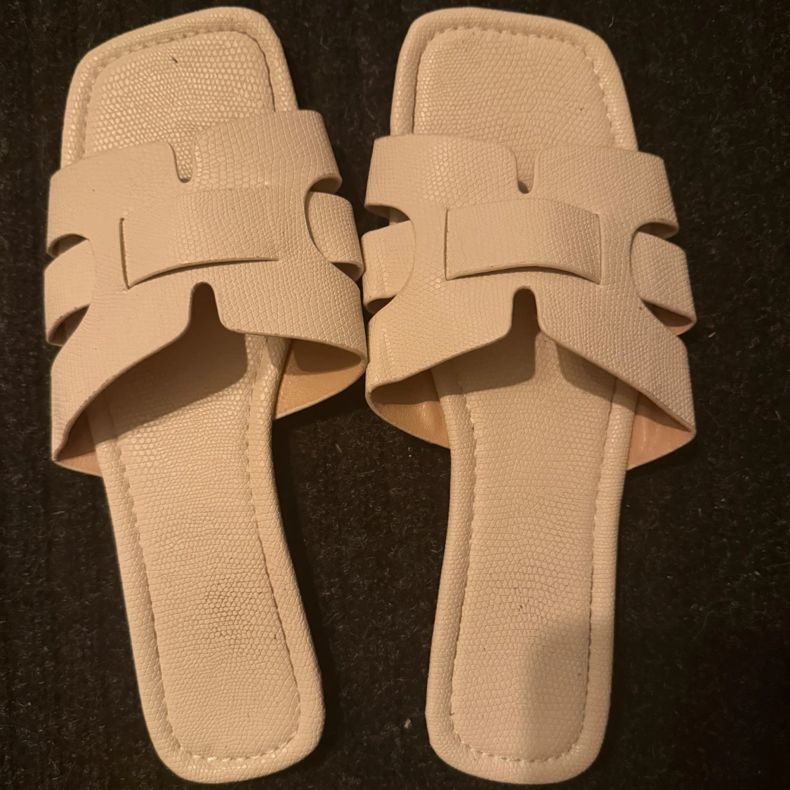 Beige sandaler med fyrkantig tå