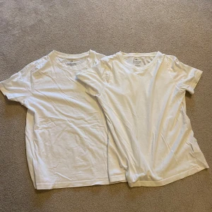 2 vita t-shirts från H&M - Två klassiska vita t-shirts från H&M                                                         Barn storlek👶🏼