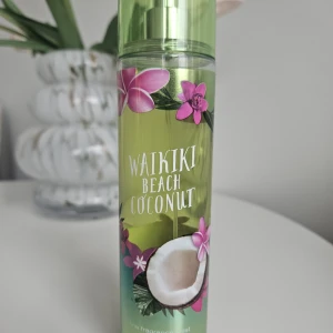 Waikiki Beach Coconut mist Bath & Body Works - Fräsch och tropisk body mist från Bath & Body Works i doften Waikiki Beach Coconut. Endast testad några gånger så i princip full. Inköpt i USA för 14 dollar 