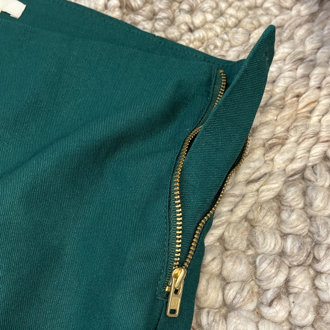 Mörkgröna byxor från H&M med dragkedja - 2