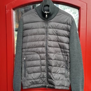Moncler cardigan  - Säljer denna fina Moncler cardigan i storlek L men passar M bättre. Fint skicka förutom inprincip osynliga lagningar på muddarna och små pinholes. Nypris 11 000kr men säljs nu för endast 3399kr‼️‼️‼️