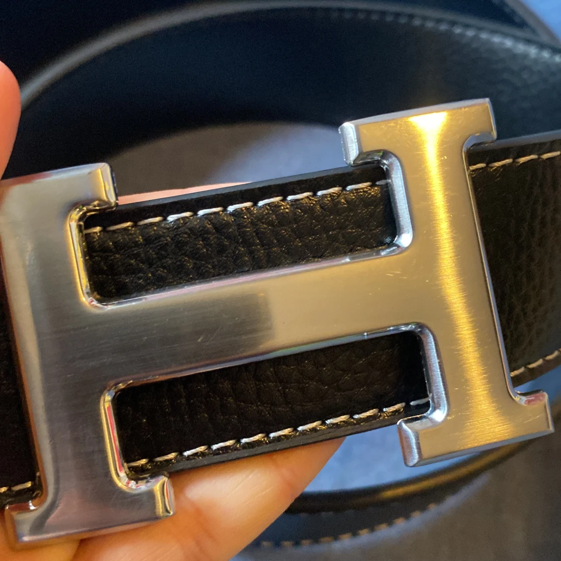 Svart skärp med H-spänne i skinn - 2