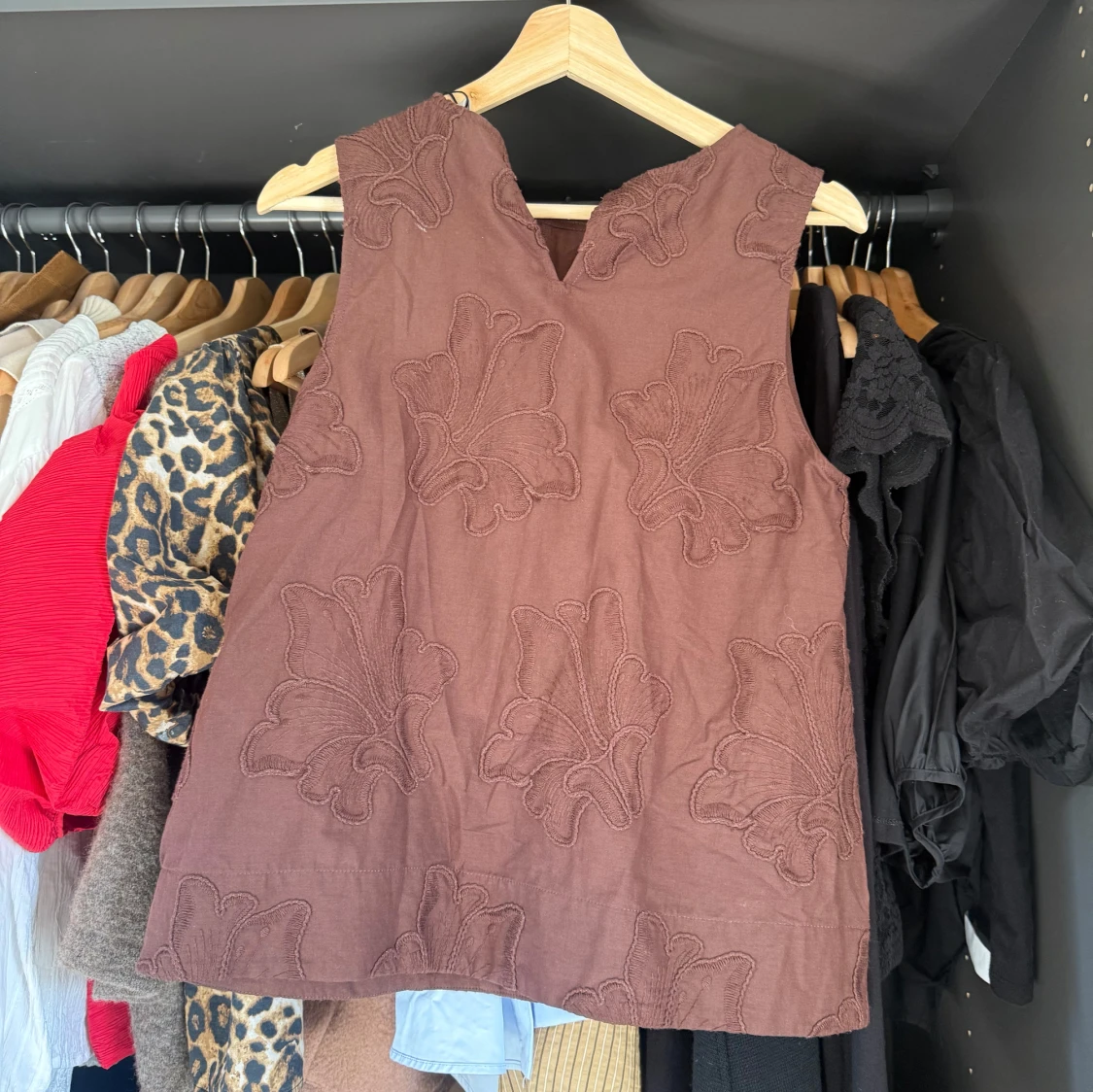 Brun ärmlös blus med broderi - 1