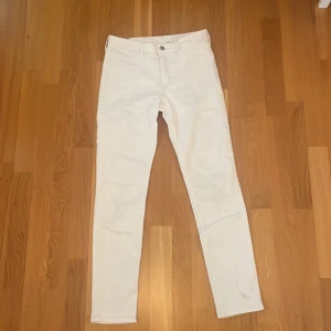 Vita skinny jeans i denim, strl 164 - Snygga vita skinny jeans Denim i storlek 164. Modellen har klassisk femficksdesign, smal passform och normal midja. Perfekta till sneakers eller boots och lätta att matcha med allt. Fräscha och stilrena för en clean look.