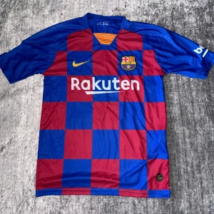 Fc Barcelona tröja griezmann #17-storlek M - Storlek M. Fin replika. Helt ny och är i gott skick . Pris: 349:-. Skickas direkt inom 24h