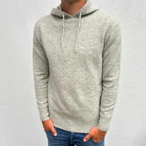 Kashmir/Merino hoodie - Ljusgrå Kashmir/Merino hoodie | Storlek S | Modellen är 177cm lång | Endast testad, därför grymt skick utan defekter | Hör av dig vid frågor🌟