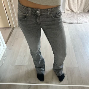 Gråa bootcut jeans  - Jättesnygga lågmidjade gråa jeans från Gina! De är barnmodell 164 vilket är typ en XS/34. Har klippt dom där nere då de var lite långa för mig💕