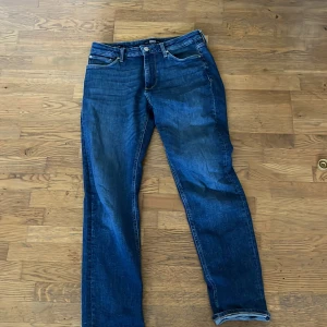 Blå jeans från Jack & Jones - Snygga blå jeans från Jack & Jones med klassisk femficksdesign. De har en rak passform och är tillverkade i slitstarkt denim. Perfekta för en avslappnad stil.