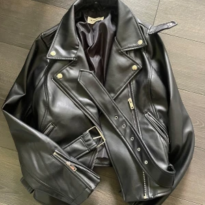 Svart skinnjacka från Glamorous - Säljer en snygg svart skinnjacka från Glamorous i mycket bra skick. Säljer då jag köpt  en ny, jackan är i storlek S! Enbart använd några gånger och därför i väldigt bra skick. 