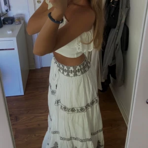 Vit långkjol med detaljer - Säljer denna långkjol från zara, då den inte kommer till någon användning💕