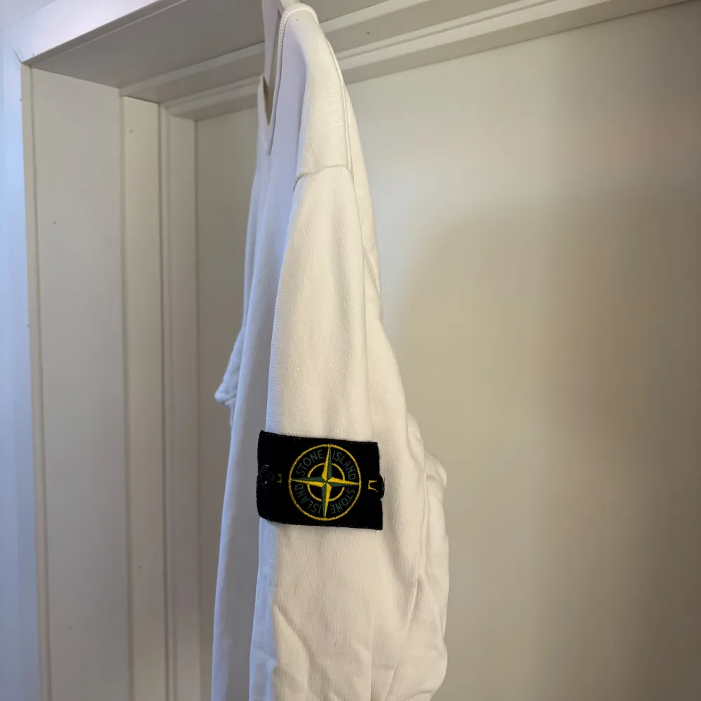 En vit tunnare sweatshirt som är i storlek L. Finns missfärgning runt halsen och ett litet litet hål i armhålan som inte gör något. . Neuletakit & Villapaidat.