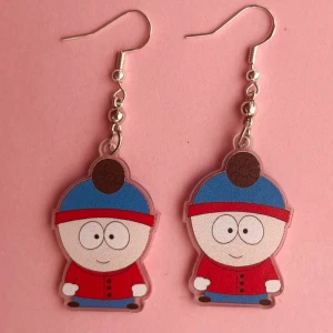 South park örhängen  - Nickelfria krokar. Hämtas i Hornstull i Stockholm eller skickas mot fraktkostnad. 💕