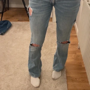 Blåa jeans med hål  - Säljer mina jätte fina jeans från Gina (har klippt hålen själv) dom är lowwaist och bootcut. Som ni ser har dom hål ungefär nere vid knät och mellan benen, men själv tycker jag att de inte syns på och de går lätt att sy för. Säljer för dom Itne kommer till användning 