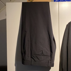 Brothers Kostymbyxa - Ord -:999kr Storlek: 52. Fick dem av farsan men passar ej så dem ska bort.