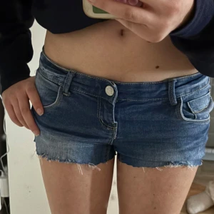 Blå jeansshorts - Supersnygga jeansshorts i storlek 158💕 Perfekta till sommaren och går att vika upp kanten om man vill💕