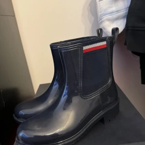 Tommy Hilfiger Gummistövlar, Blå, Storlek 38 (axelväska medföljer) - Mycket bra skick Tommy Hilfiger Gummistövlar, Blå, Storlek 38 (Tommy Hilfiger axelväska medföljer)