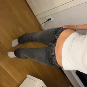 Grå jeansbyxor - Snygga grå bootcut jeans från Gina tricot . De har en normal passform och är i storlek 36 Byxorna har fickor både fram och bak samt en dragkedja. Kontakta om ni har fler frågor eller vill ha bättre bilder💞