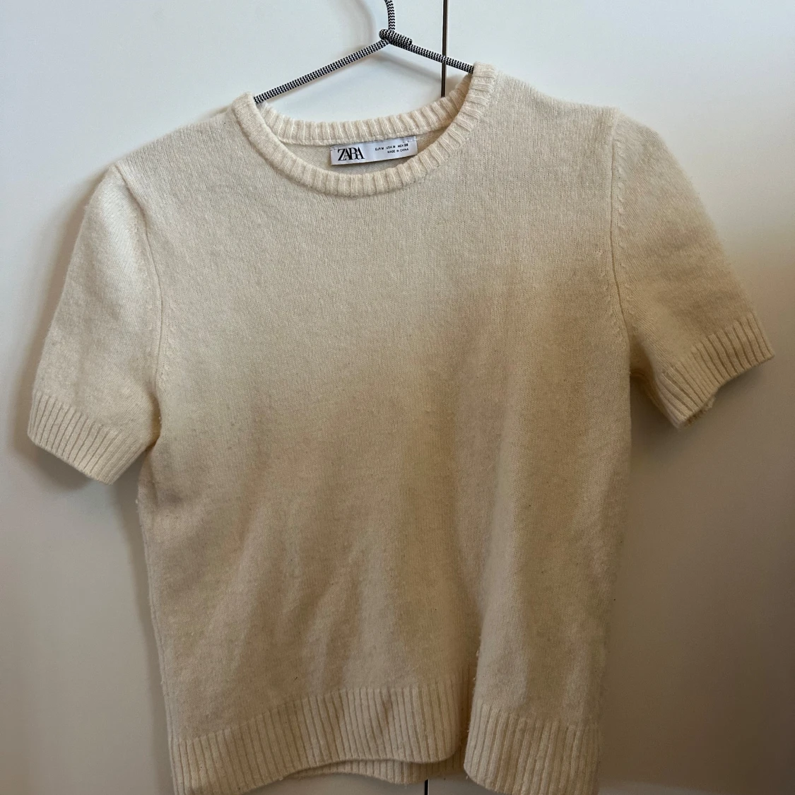Beige kortärmad tröja från Zara - 1