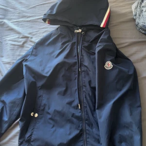 Moncler Windbreaker - Säljer denna riktigt Snygga Moncler Windbreaker, riktigt bra skick och inga konstigheter med den. Den är i storlek 2/M Men passar S också. Priset kan duskuteras!!!!