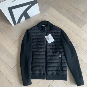 Svart cardigan från Moncler - Snygg svart cardigan från Moncler som är köpt på NK🧾. Cardiganen är perfekt nu i kyligare väder men också till våren!❄️☀️ Vid minsta fråga, skriv!!💬 pris inte hugget i sten!