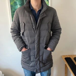 Massimo dutti jacka  - Riktigt fet bra kvalite massimo dutti jacka. Nypris ligger på cirka 3500kr. Riktigt feta detaljer och väldigt skön och varm. Skriv om ni har frågor 😊