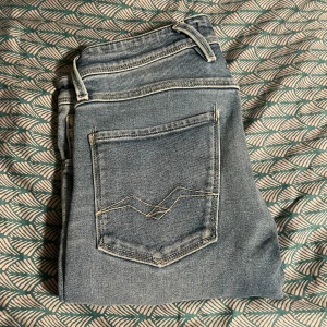Blå jeans från Replay - Snygga blå slimjeans från Replay i storlek W31 L34. (OBS inte anbass)