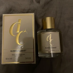 Blonde Bouquet parfym - Blonde Bouquet är en elegant Eau de Parfum med en sprudlande doft av mandarin, bergamott och röda vinbär. Flaskan är stilren med en gyllene kork och rymmer 100 ml. Doften är skapad av Pierre Wulff och Jerome Epinette, och designen av Pierre Dinand. Perfekt för den som vill ha en fräsch och upplyftande doft. Nypris är 769 och parfymen går inte längre att köpa, därför svår att hitta. Peps kan diskuteras.