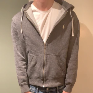 Ralph Lauren hoodie  - As skön och fet zip raffe hoodie i bra skick! Storlek M