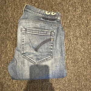 Dondup jeans - Snygga mörkblåa jeans från Dondup i storlek 32. Nypris 3000 och mitt pris endast 499. Säljer jeansen då de inte längre kommer till användning. Skick 8/10. Skriv ifall ni har funderingar. 