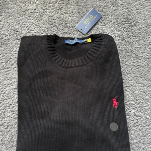 Svart tröja från Polo Ralph Lauren - Hej jag säljer nu denna då den inte används och inte är riktigt säsong för en sån tröja tycker jag så den här helt oanvänd med allt kvar om ni har någon fråga hör gärna av er 