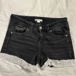 Lace shorts - Snygga vit lace shorts från Gina tricot utan bakfickor storlek 164. Bra skick. Pris kan diskuteras🩷