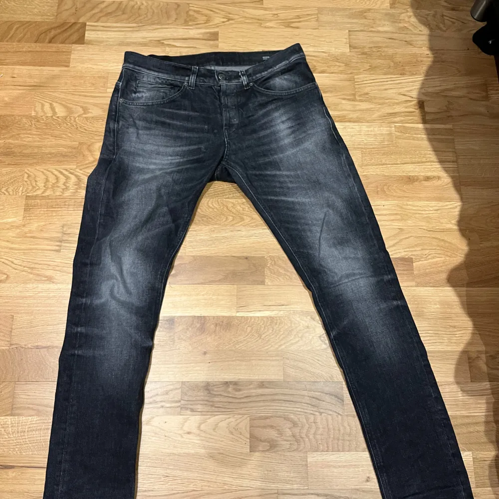 Extremt snygga Dondups i modellen George skinny fit med en cool tvĂ€ttad look, vilket ger en snygg kontrast. De har en klassisk femficksdesign och knappgylf. Nypris ca 4000, mitt pris endast 1899đ. Farkut & Housut.