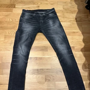 Dondup George - Extremt snygga Dondups i modellen George skinny fit med en cool tvättad look, vilket ger en snygg kontrast. De har en klassisk femficksdesign och knappgylf. Endast använda 2ggr så i princip helt nya. Nypris ca 4000, mitt pris endast 1699🙌