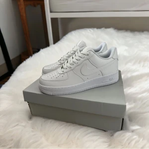 Air Force 1 - Säljer dessa air force 1 då jag fick dem när jag fyllde år och behöver inte dem. Dem är helt nya och helt klart stilrena. Sorlek 41. Tveka inte vid funderingar🙌🚀