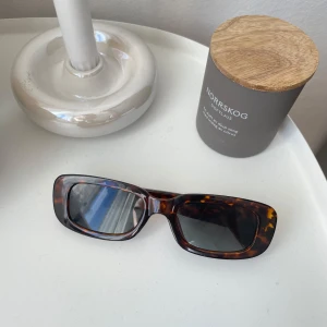 Y2k solglasögon  - Coola vintage solglasögon från okänt märke. Köpta begagnade men i superfint skick!