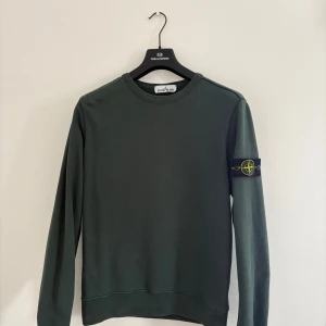 Stone Island Sweatshirt - Säljer en mörkgrön Stone Island tröja som är sparsamt använd. Storlek 48(Medium). Inköpt på NK Stockholm.