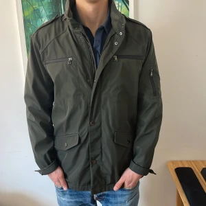 Riley field jacket - Här säljer jag en jätte fin Riley field jacket i oliv grön färg. Väldigt fin kvalite och robust material. Nypris ligger på cirka 2999kr. Skriv om ni har några frågar😊