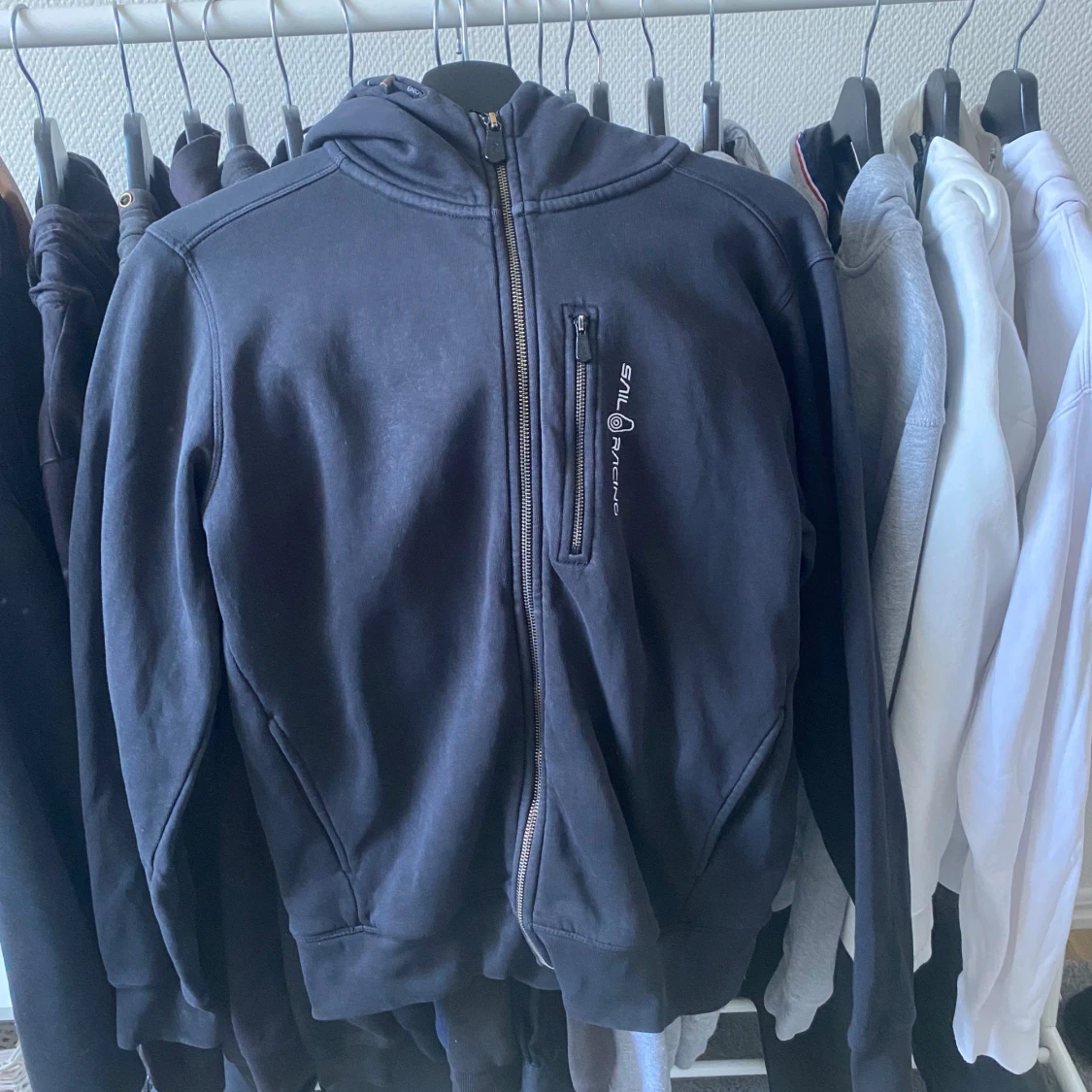 Svart och vit huvtröja från Sail Racing - 1