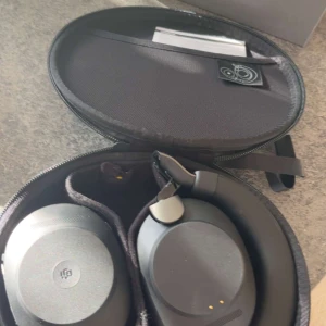 Jabra Evolve2 85 Trådlösa Hörlurar - Säljer ett par Jabra Evolve2 85 trådlösa hörlurar med aktiv brusreducering och upp till 37 timmars batteritid. Hörlurarna har 10-mikrofonsteknologi och levereras med laddningsställ och USB-C kabel. Perfekt för koncentration och samarbete.