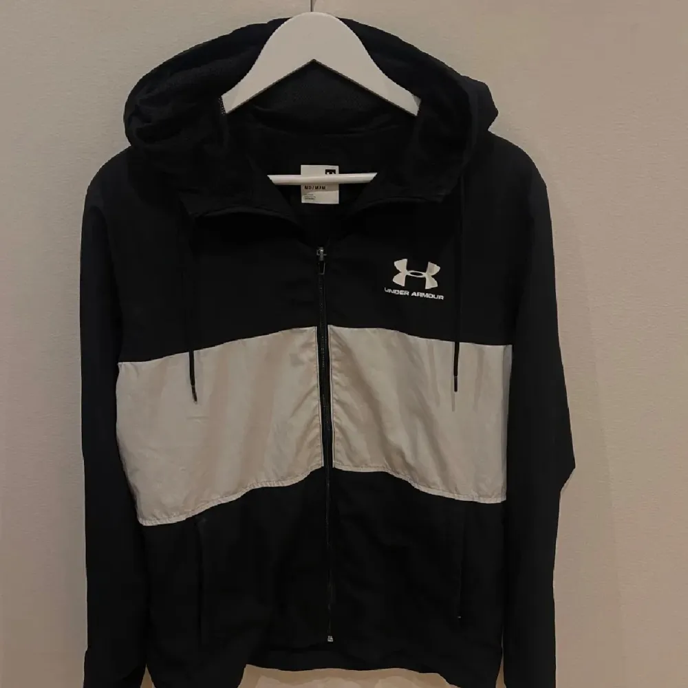 Fin sällsynt Under Armour jacka i bra skick.. Takit.
