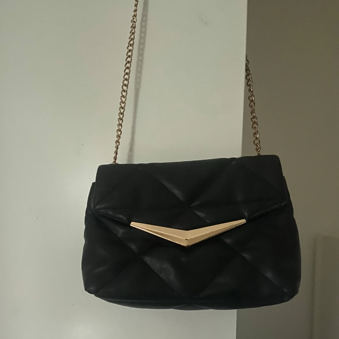 Svart quiltad axelväska med kedja