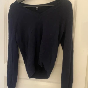 Mörkblå kashmirtröja från Uniqlo - Säljer en mörkblå kashmirtröja från uniqlo💕