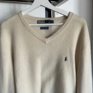 Ralph Lauren lamms ull tröja - Lamms ull tröja från Ralph Lauren. Storlek XL men passar även L om du vill ha lite mer oversized fit. Färg: Beige. Nypris: 2675, Säljer min för 599!