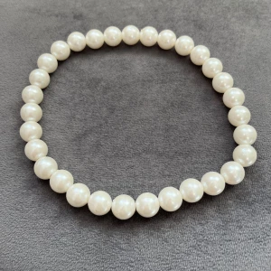 Pärlhalsband - Elegant pärlhalsband med vita pärlor. Perfekt för att ge en klassisk touch till din outfit. Pärlorna är jämnt fördelade och ger ett tidlöst intryck. Passar även bra som armband om man virar det två varv runt handleden!